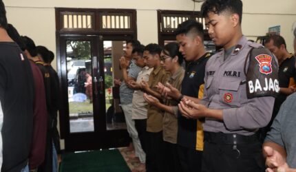 Polres Malang Gelar Salat Ghaib untuk Korban Banjir Sumatra - Teropong Rakyat