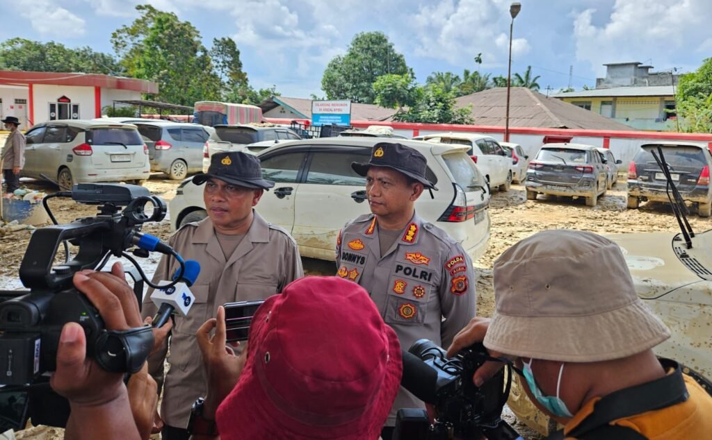 Portal Berita Indonesia dan Dunia Terkini Hari Ini, Update Harian Terbaru, Terlengkap, Tajam, Aktual dan Berimbang. Kapolres Aceh Tamiang Cek Mobil Terdampak Banjir, Bantah Isu Mayat di Dalam Kendaraan - Teropong Rakyat