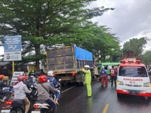 Portal Berita Indonesia dan Dunia Terkini Hari Ini, Update Harian Terbaru, Terlengkap, Tajam, Aktual dan Berimbang. L300 Tabrak Truk di Pakisaji, Polisi Lakukan Olah TKP - Teropong Rakyat