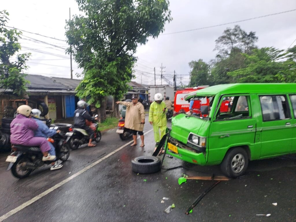 Portal Berita Indonesia dan Dunia Terkini Hari Ini, Update Harian Terbaru, Terlengkap, Tajam, Aktual dan Berimbang. L300 Tabrak Truk di Pakisaji, Polisi Lakukan Olah TKP - Teropong Rakyat