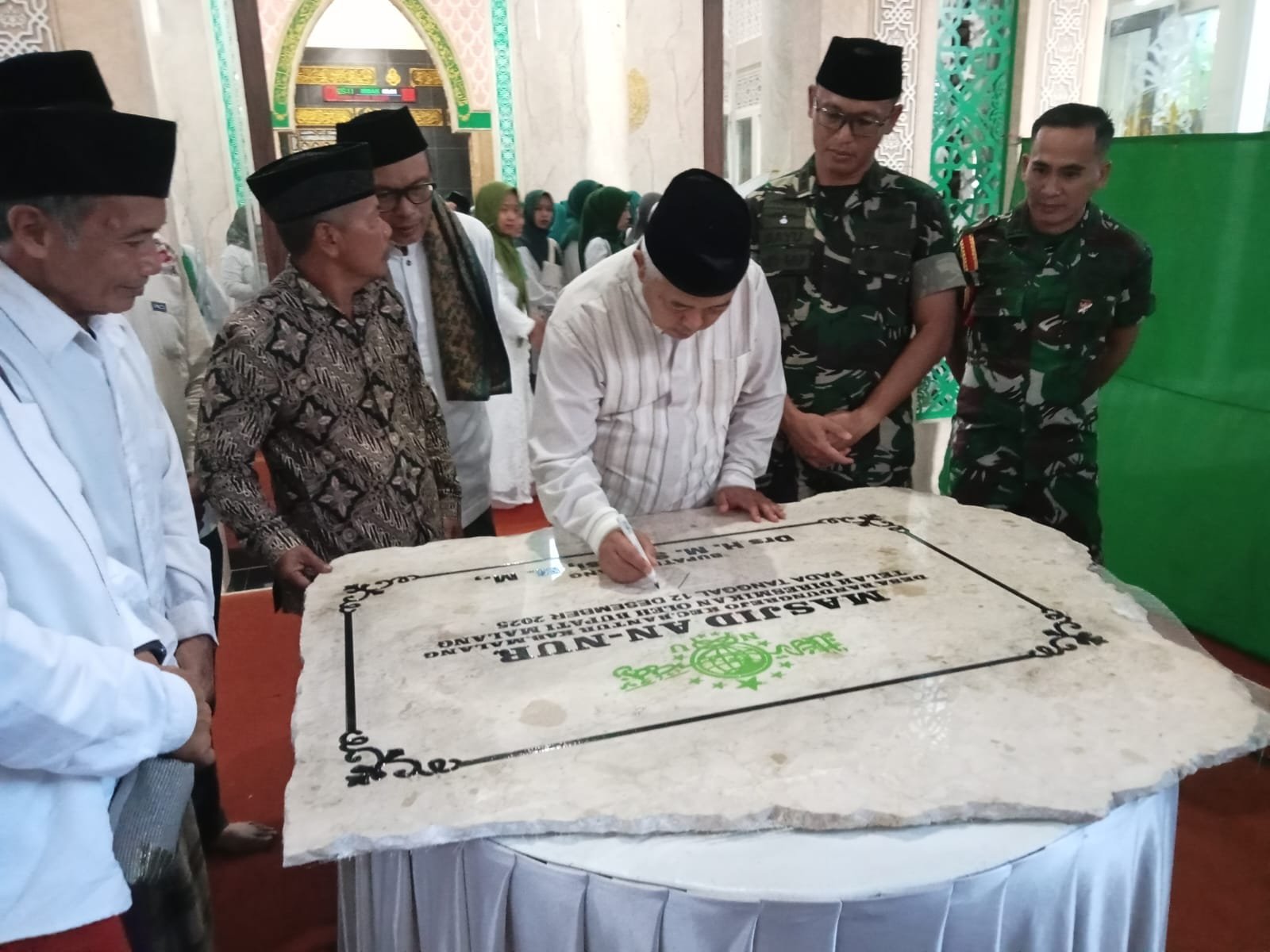 Portal Berita Indonesia dan Dunia Terkini Hari Ini, Update Harian Terbaru, Terlengkap, Tajam, Aktual dan Berimbang. Sholat Subuh Keliling di Bandungrejo: Bupati Malang Ajak Warga Perkuat Ukhuwah dan Kepedulian Sosial
