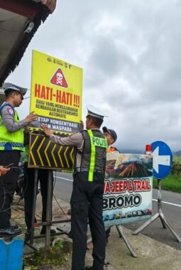 Cegah Kecelakaan, Polres Malang Pasang Banner Imbauan di Jalur Bromo
