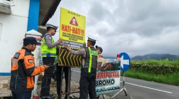 Cegah Kecelakaan, Polres Malang Pasang Banner Imbauan di Jalur Bromo