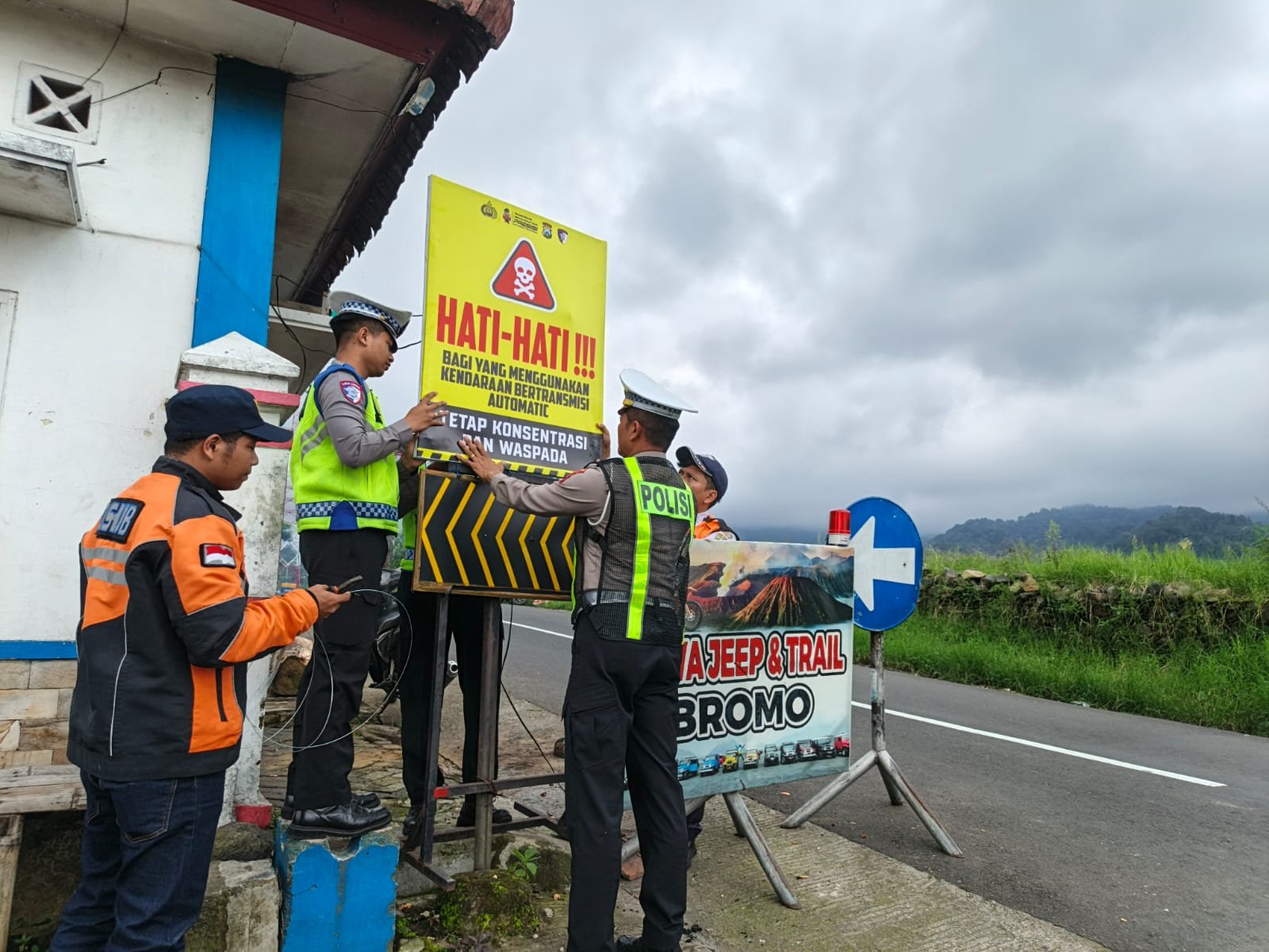 Cegah Kecelakaan, Polres Malang Pasang Banner Imbauan di Jalur Bromo