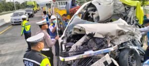 Portal Berita Indonesia dan Dunia Terkini Hari Ini, Update Harian Terbaru, Terlengkap, Tajam, Aktual dan Berimbang. Polisi Gerak Cepat Evakuasi Korban Laka di Tol Malang–Pandaan - Teropong Rakyat