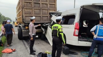 Polisi Gerak Cepat Evakuasi Korban Laka di Tol Malang–Pandaan