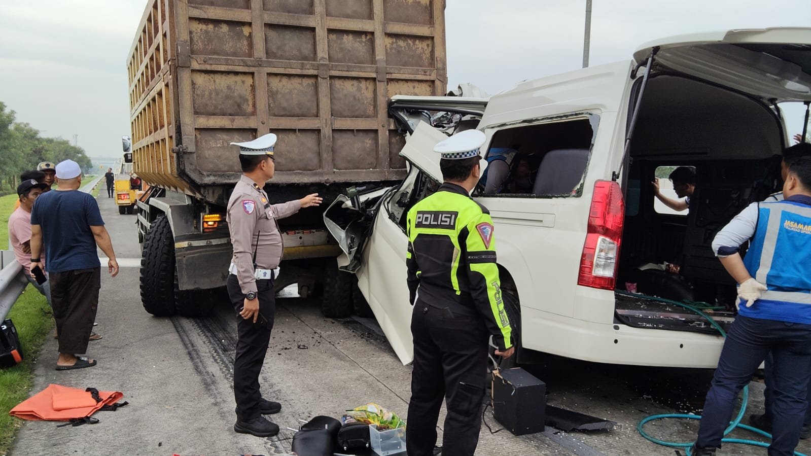 Polisi Gerak Cepat Evakuasi Korban Laka di Tol Malang–Pandaan