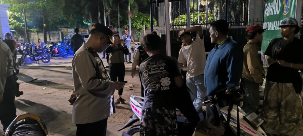 Portal Berita Indonesia dan Dunia Terkini Hari Ini, Update Harian Terbaru, Terlengkap, Tajam, Aktual dan Berimbang. Sinergi Polri & Masyarakat: Polsek Tanjung Priok Laksanakan KRYD di Sunter Agung dan Sekitarnya - Teropong Rakyat