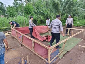 Polisi Tertibkan Arena Sabung Ayam di Dampit, Sarana Perjudian Dibakar* - Teropong Rakyat