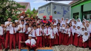 SPPG Gedog Kulon Turen Antar Makan Bergizi Gratis dengan Kostum Superhero ke Sekolah - Teropong Rakyat