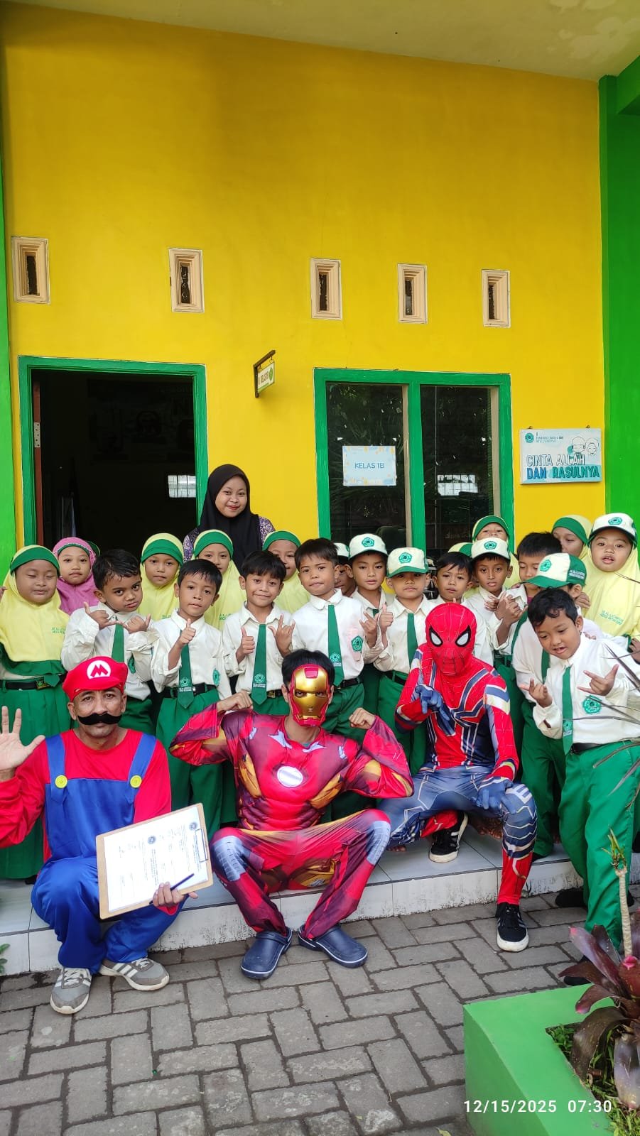 SPPG Gedog Kulon Turen Antar Makan Bergizi Gratis dengan Kostum Superhero ke Sekolah