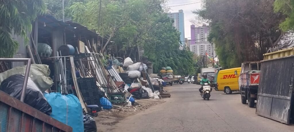 Portal Berita Indonesia dan Dunia Terkini Hari Ini, Update Harian Terbaru, Terlengkap, Tajam, Aktual dan Berimbang. Diduga Disewakan, Bantaran Saluran Air di Jakarta Utara Beralih Fungsi Jadi Area Usaha - Teropong Rakyat