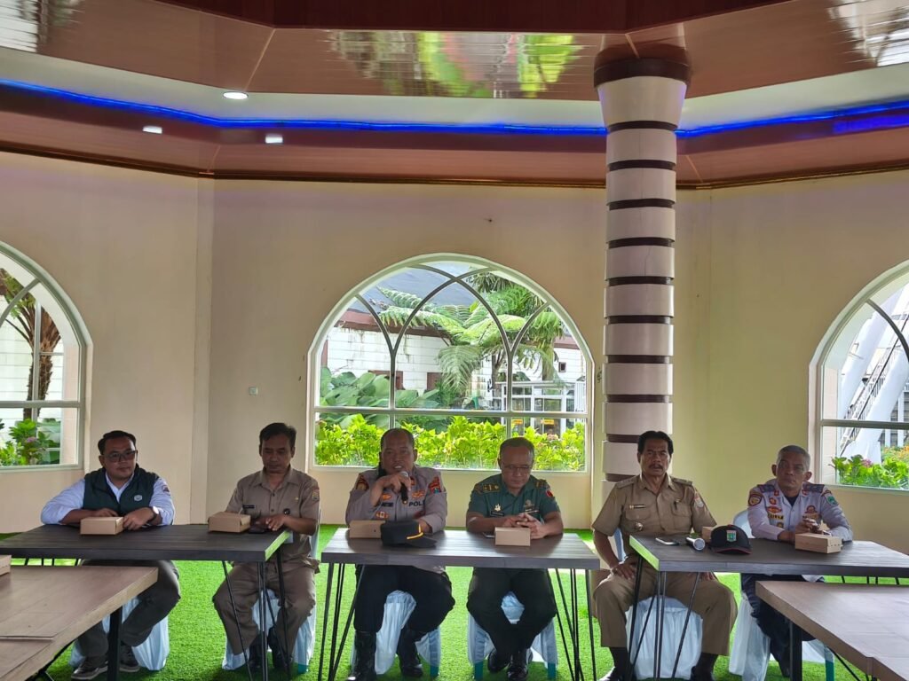 Portal Berita Indonesia dan Dunia Terkini Hari Ini, Update Harian Terbaru, Terlengkap, Tajam, Aktual dan Berimbang. Antisipasi Nataru, Muspika Pujon Laksanakan Rapat Koordinasi - Teropong Rakyat