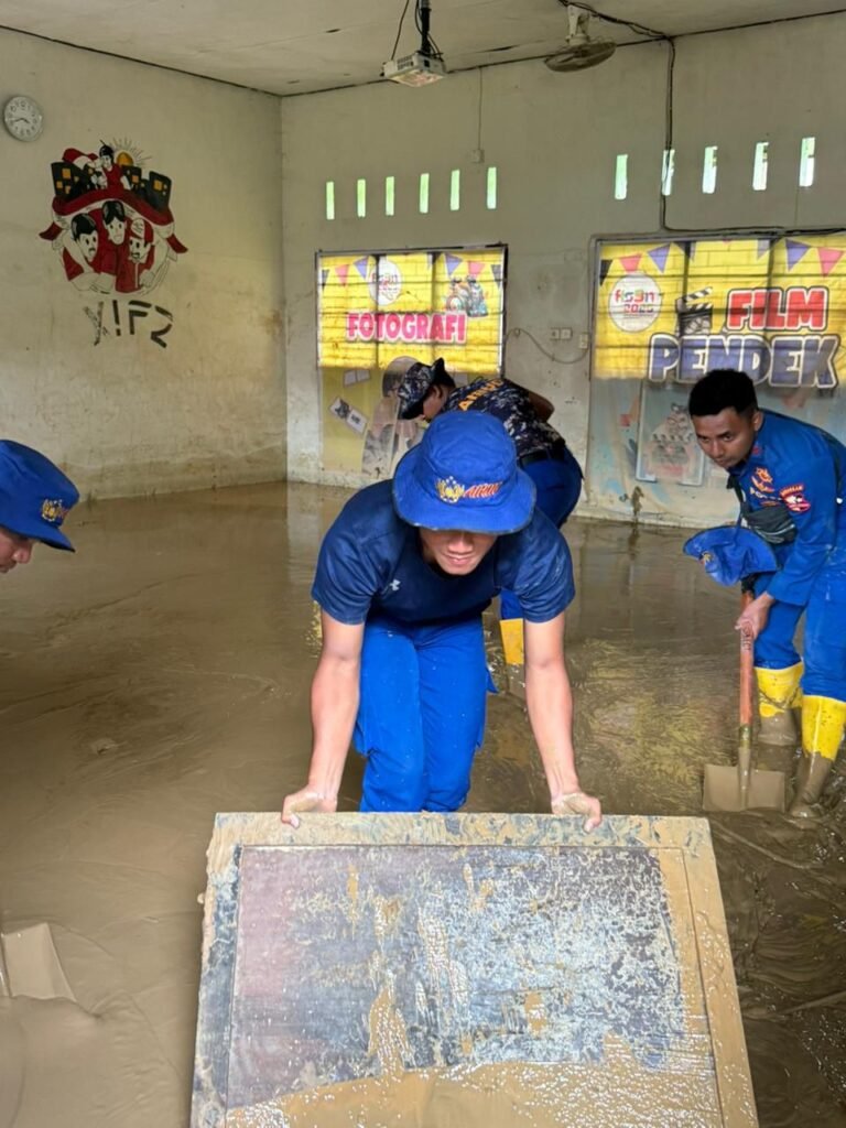 Korpolairud Baharkam Polri Lakukan Normalisasi Sekolah Terdampak Lumpur di Padang Pariaman - Teropong Rakyat