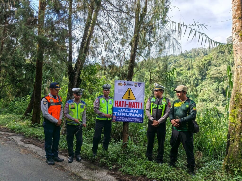 Portal Berita Indonesia dan Dunia Terkini Hari Ini, Update Harian Terbaru, Terlengkap, Tajam, Aktual dan Berimbang. Satlantas Polres Malang Pasang Banner Peringatan Jalur Rawan di Kawasan Bromo Tengger Semeru - Teropong Rakyat