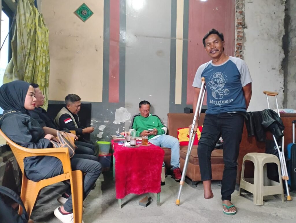 Portal Berita Indonesia dan Dunia Terkini Hari Ini, Update Harian Terbaru, Terlengkap, Tajam, Aktual dan Berimbang. Miris! Dinilai Kategori Mampu, Dinsos Kota Batu Enggan Berikan Bantuan Kaki Palsu - Teropong Rakyat