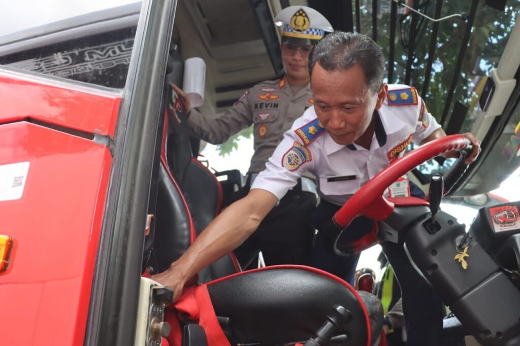 Untuk memastikan Keselamatan Wisatawan Nataru, Satlantas Polres Batu Gelar Sidak Kelaikan Bus di Jatim Park 1 - Teropong Rakyat