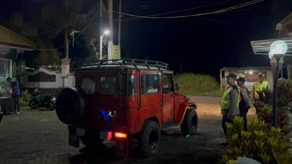 Portal Berita Indonesia dan Dunia Terkini Hari Ini, Update Harian Terbaru, Terlengkap, Tajam, Aktual dan Berimbang. Tingkatkan Keselamatan Wisatawan, Satlantas Polres Malang Cek Ratusan Jeep Wisata di Pos Gubukklakah - Teropong Rakyat