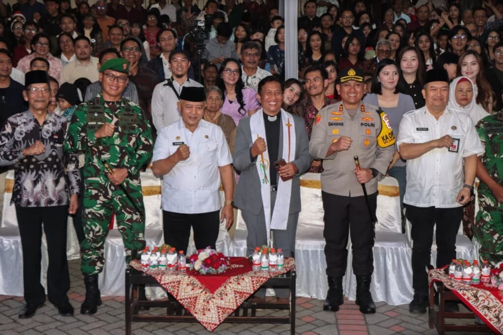 Portal Berita Indonesia dan Dunia Terkini Hari Ini, Update Harian Terbaru, Terlengkap, Tajam, Aktual dan Berimbang. Kapolres-Bupati Malang Tinjau Gereja Jelang Misa Natal 2025, Pastikan Ibadah Aman dan Kondusif - Teropong Rakyat