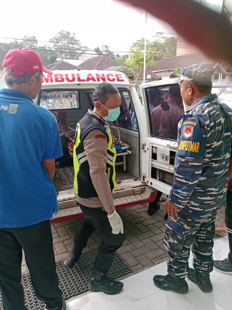 Portal Berita Indonesia dan Dunia Terkini Hari Ini, Update Harian Terbaru, Terlengkap, Tajam, Aktual dan Berimbang. Gerak Cepat Petugas, Korban Terseret Ombak di Pantai Wonogoro Berhasil Dievakuasi - Teropong Rakyat
