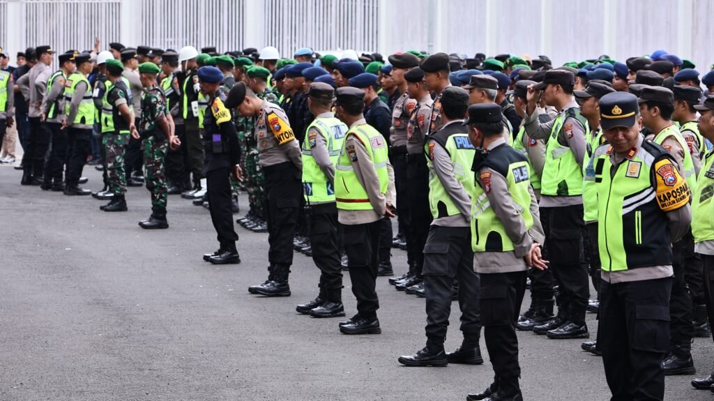 Portal Berita Indonesia dan Dunia Terkini Hari Ini, Update Harian Terbaru, Terlengkap, Tajam, Aktual dan Berimbang. Arema FC vs Persita, Polres Malang Turunkan 552 Personel Amankan Laga BRI Super League - Teropong Rakyat