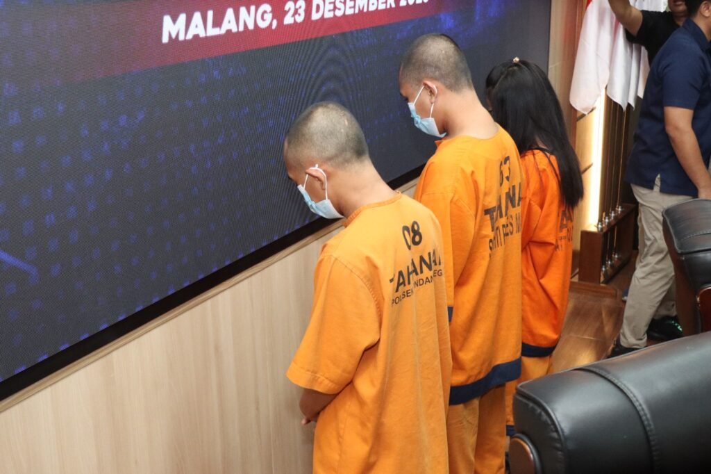 Portal Berita Indonesia dan Dunia Terkini Hari Ini, Update Harian Terbaru, Terlengkap, Tajam, Aktual dan Berimbang. Polres Malang Ungkap Kasus Penemuan Mayat Bayi di Kos Sumberpucung - Teropong Rakyat