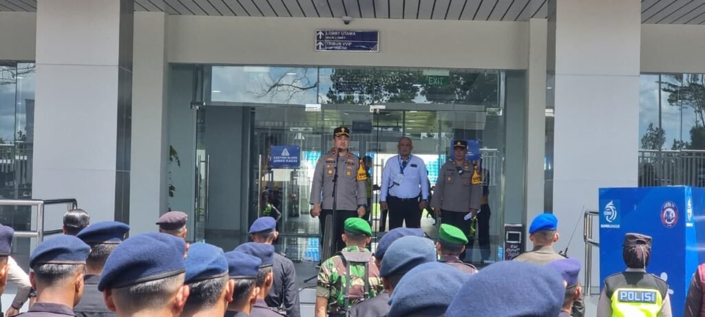 Portal Berita Indonesia dan Dunia Terkini Hari Ini, Update Harian Terbaru, Terlengkap, Tajam, Aktual dan Berimbang. 650 Personel Gabungan Amankan Laga Arema FC vs Madura United di Stadion Kanjuruhan - Teropong Rakyat