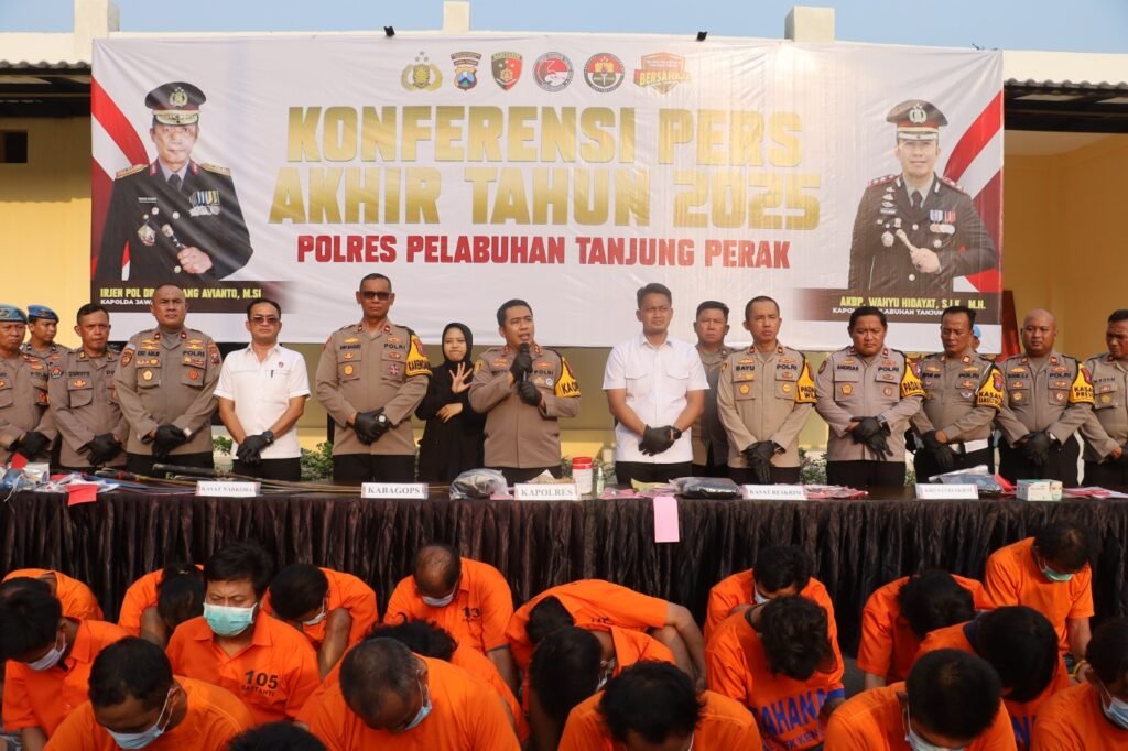 Portal Berita Indonesia dan Dunia Terkini Hari Ini, Update Harian Terbaru, Terlengkap, Tajam, Aktual dan Berimbang. Polres Pelabuhan Tanjung Perak Berhasil Tekan Angka Kriminalitas Hingga 13 Persen di 2025 - Teropong Rakyat