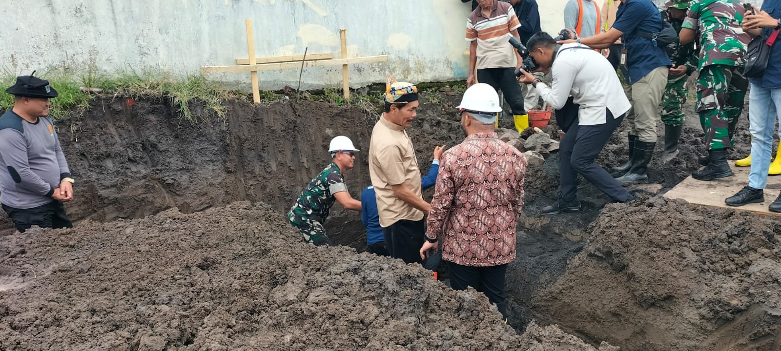 Wujudkan Desa Mandiri : Peletakan Batu Pertama KDKMP Desa Pendem oleh Dandim 0818