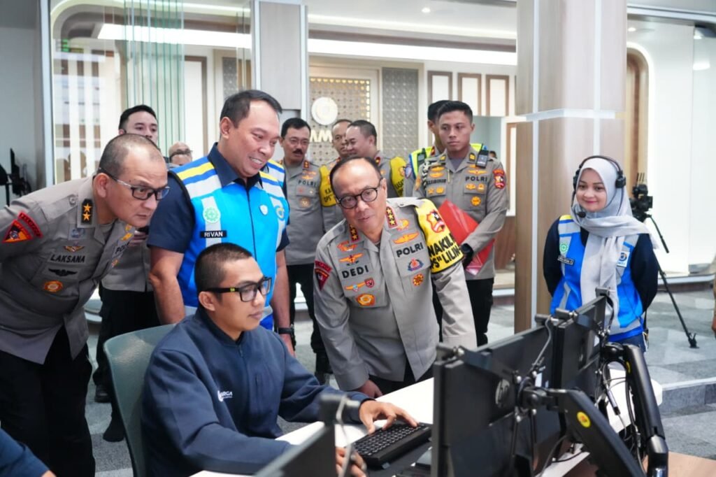 Portal Berita Indonesia dan Dunia Terkini Hari Ini, Update Harian Terbaru, Terlengkap, Tajam, Aktual dan Berimbang. Wakapolri Pantau Arus Balik Nataru di Command Center Tol Jasa Marga Jatiasih - Teropong Rakyat