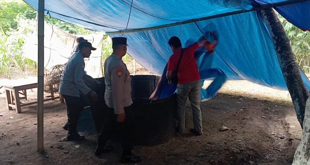 Portal Berita Indonesia dan Dunia Terkini Hari Ini, Update Harian Terbaru, Terlengkap, Tajam, Aktual dan Berimbang. Awal Tahun 2026, Polisi Musnahkan Arena Judi Sabung Ayam di Kalipare Malang - Teropong Rakyat