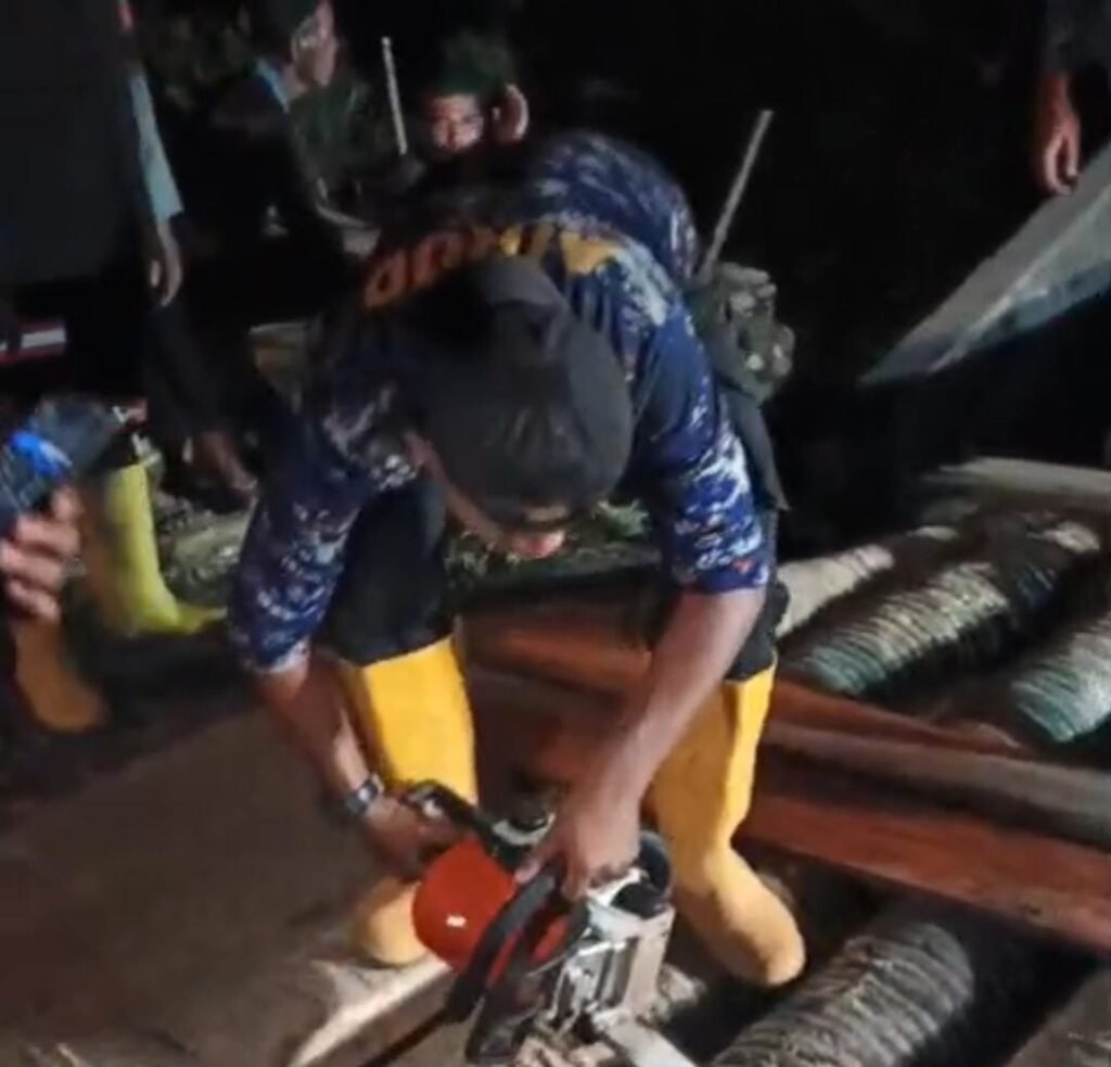 Tim SAR Korpolairud Bangun Jembatan Sementara di Korong Maranci, Padang Pariaman - Teropong Rakyat
