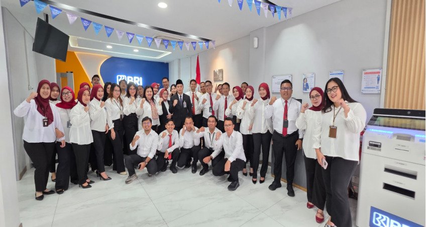 Portal Berita Indonesia dan Dunia Terkini Hari Ini, Update Harian Terbaru, Terlengkap, Tajam, Aktual dan Berimbang. Kebersamaan Insan BRILiaN BRI Kebon Jeruk dalam Momentum Upacara Bela Negara - Teropong Rakyat