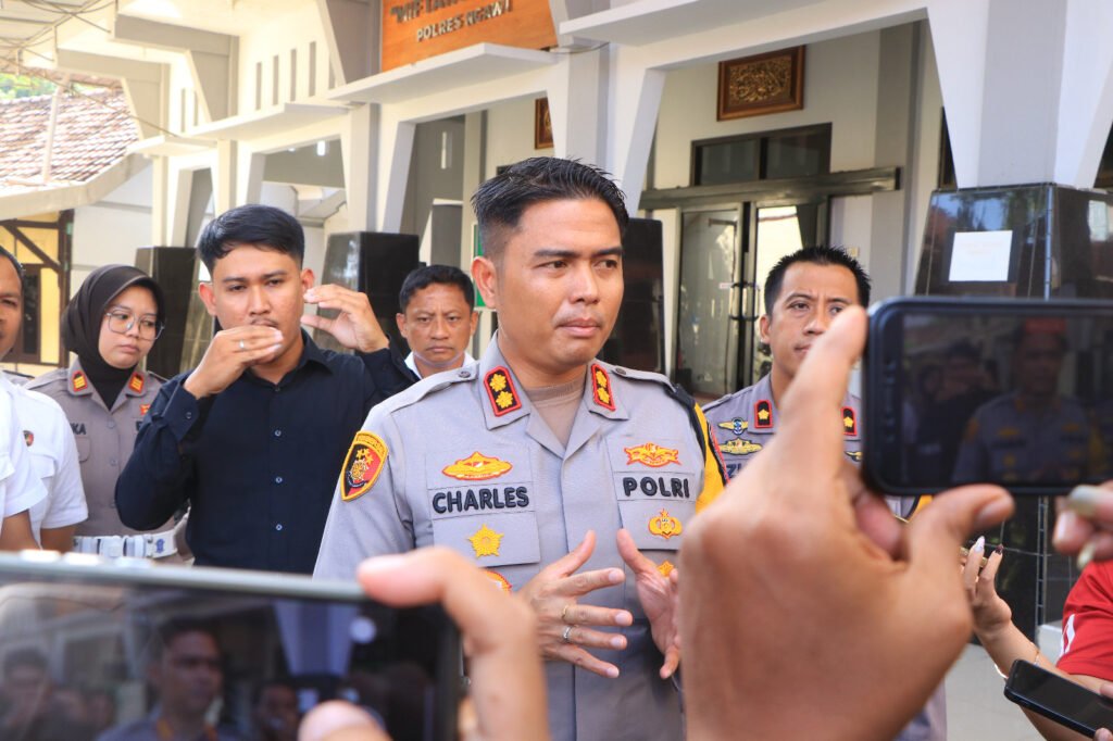 Portal Berita Indonesia dan Dunia Terkini Hari Ini, Update Harian Terbaru, Terlengkap, Tajam, Aktual dan Berimbang. Polres Ngawi Amankan Seorang Tersangka Curas Kabel Sibel yang Beraksi di 53 TKP - Teropong Rakyat