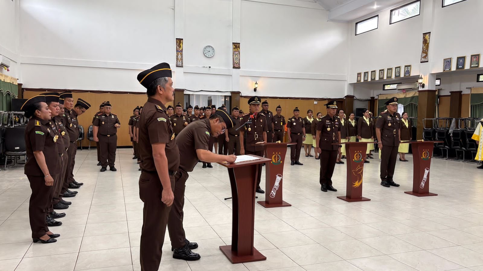 Portal Berita Indonesia dan Dunia Terkini Hari Ini, Update Harian Terbaru, Terlengkap, Tajam, Aktual dan Berimbang. Kejati Papua Lantik I Putu Eka Suyantha Jadi Kajari Mimika, Gantikan Conny Novita - Teropong Rakyat