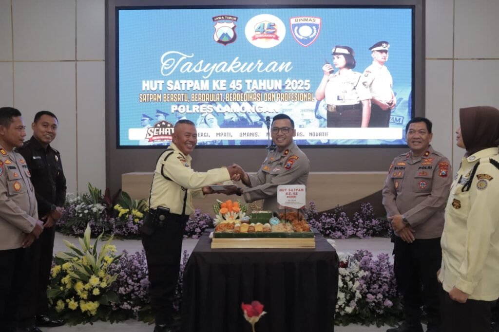 Portal Berita Indonesia dan Dunia Terkini Hari Ini, Update Harian Terbaru, Terlengkap, Tajam, Aktual dan Berimbang. Pesan Kapolres Lamongan di Tasyakuran HUT Satpam ke-45 - Teropong Rakyat
