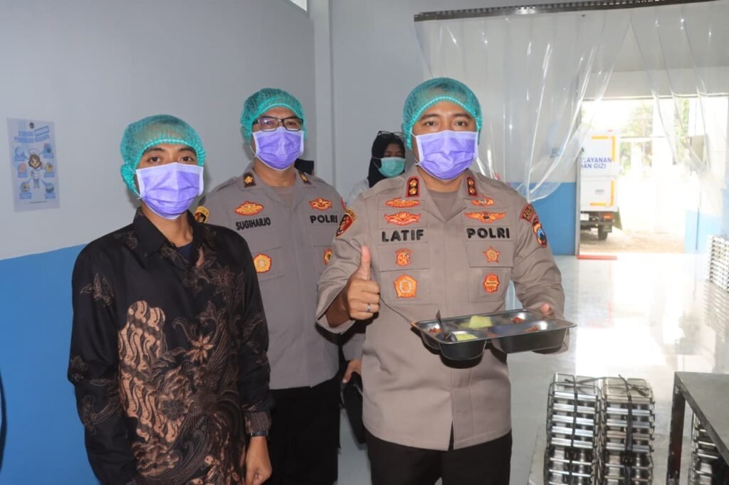 SPPG Polres Probolinggo Layani MBG 1.851 Pelajar di Maron - Teropong Rakyat