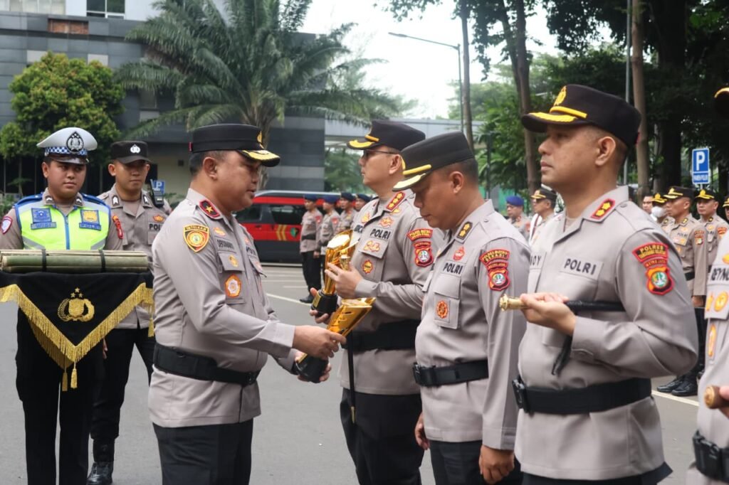 Portal Berita Indonesia dan Dunia Terkini Hari Ini, Update Harian Terbaru, Terlengkap, Tajam, Aktual dan Berimbang. Polres Metro Jakarta Utara Raih Penghargaan Posyan Terbaik Ops Lilin Jaya - Teropong Rakyat