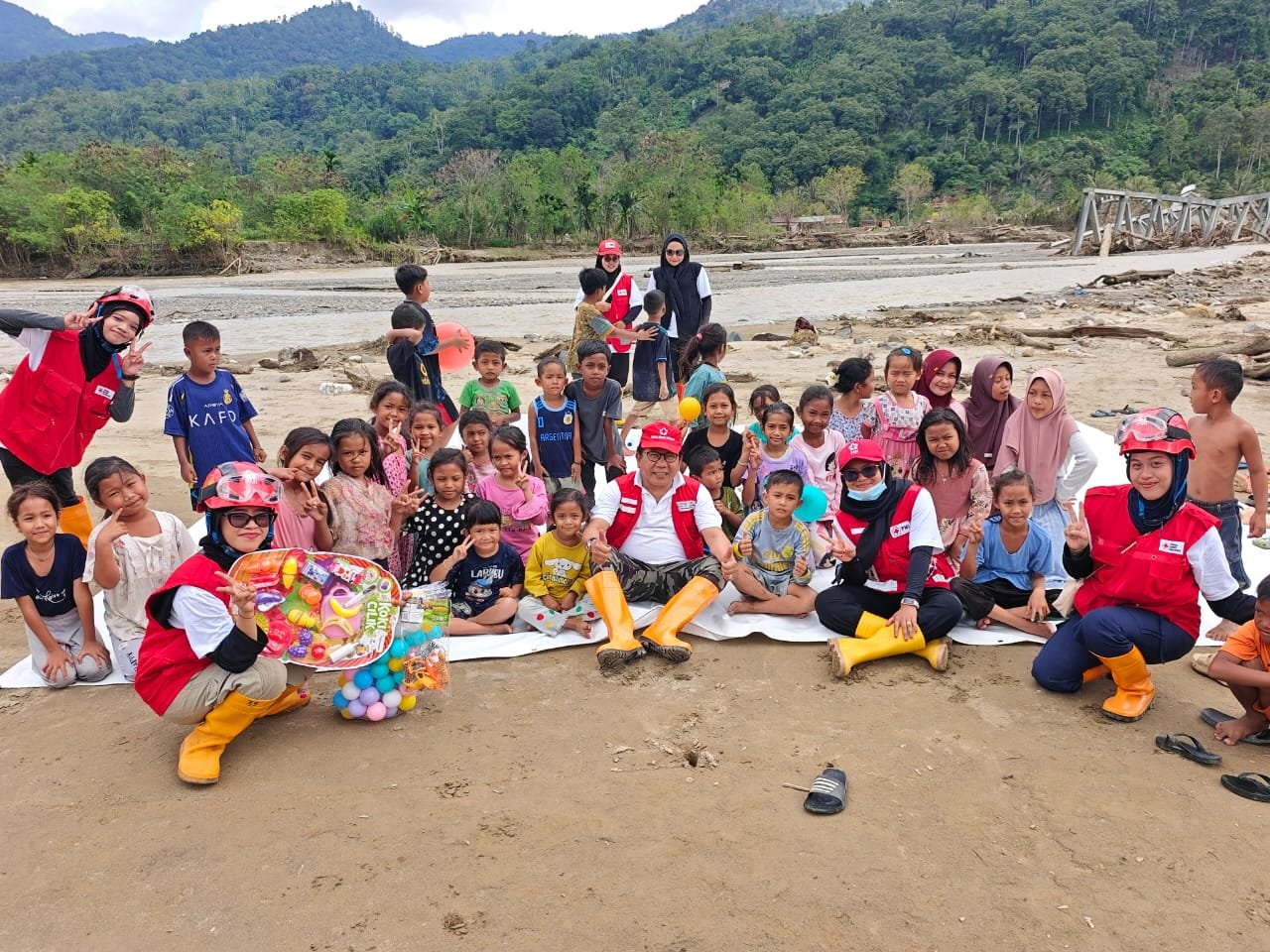 Jalanan Ekstrem Tak Hentikan Langkah Tim PMI Jakarta Utara Operasikan Layanan di Kecamatan Pining Gayo Lues - Teropong Rakyat