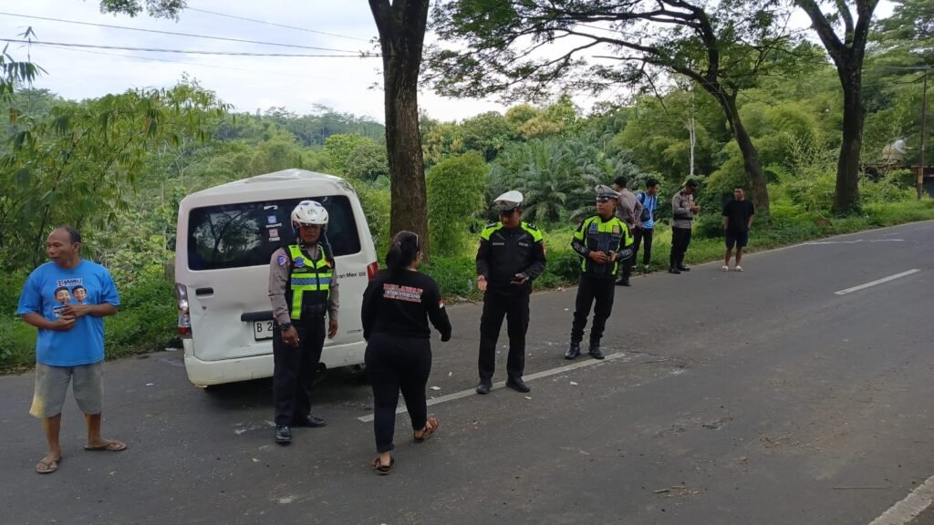 Portal Berita Indonesia dan Dunia Terkini Hari Ini, Update Harian Terbaru, Terlengkap, Tajam, Aktual dan Berimbang. Polisi Tangani Mobil Laka Tunggal di Lingkar Barat Kepanjen, Satu Orang Luka Ringan - Teropong Rakyat