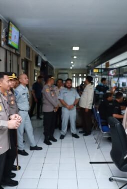 Kapolres Jember Kunjungi Kantor Samsat Pastikan Pelayanan Optimal