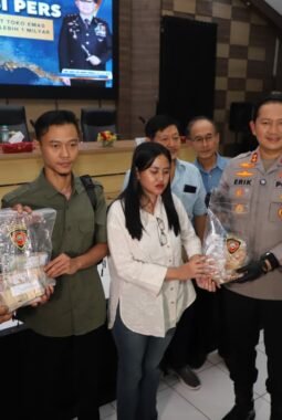 Polres Magetan Kembalikan Emas Senilai 1 Miliar, Pascatangkap 5 Tersangka Pembobol Toko