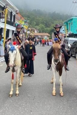 Layanan Keamanan, Polwan Polres Magetan Patroli Berkuda di Wisata Sarangan