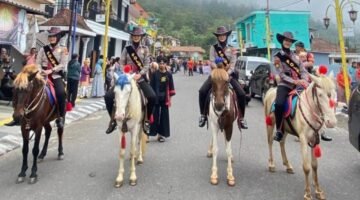 Layanan Keamanan, Polwan Polres Magetan Patroli Berkuda di Wisata Sarangan