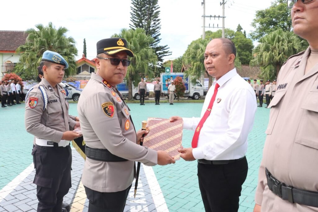 Portal Berita Indonesia dan Dunia Terkini Hari Ini, Update Harian Terbaru, Terlengkap, Tajam, Aktual dan Berimbang. Pimpin Upacara Hari Kesadaran Nasional, Kapolres Batu Tekankan Pelayanan Sepenuh Hati dan Respons Cepat - Teropong Rakyat