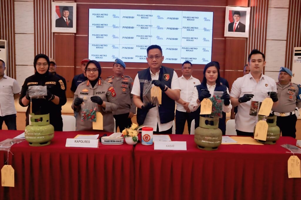 Portal Berita Indonesia dan Dunia Terkini Hari Ini, Update Harian Terbaru, Terlengkap, Tajam, Aktual dan Berimbang. Polres Metro Bekasi Bongkar Praktik “Gas Suntik”, Lindungi Konsumen dan UMKM dari Penyalahgunaan Subsidi - Teropong Rakyat