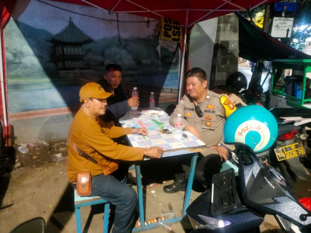 Portal Berita Indonesia dan Dunia Terkini Hari Ini, Update Harian Terbaru, Terlengkap, Tajam, Aktual dan Berimbang. Bhabinkamtibmas Kebon Sirih Bersama Warga Perketat Pemantauan Perbatasan Kalipasir - Teropong Rakyat