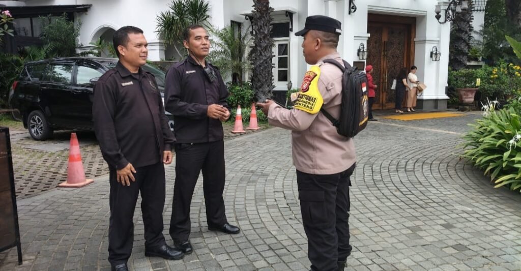 Portal Berita Indonesia dan Dunia Terkini Hari Ini, Update Harian Terbaru, Terlengkap, Tajam, Aktual dan Berimbang. Bhabinkamtibmas Gondangdia Intensifkan Patroli Dialogis di Restoran Plataran - Teropong Rakyat