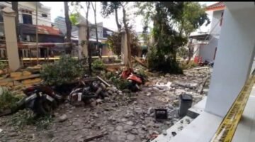 GOR Kemayoran Roboh, 12 Unit Sepeda Motor Tertimpa Reruntuhan Bangunan