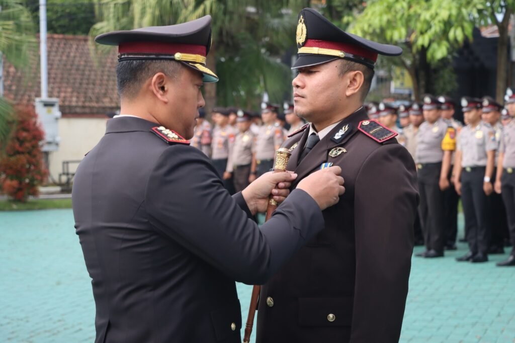 Portal Berita Indonesia dan Dunia Terkini Hari Ini, Update Harian Terbaru, Terlengkap, Tajam, Aktual dan Berimbang. Satyalencana Pengabdian Tersemat, Kapolres Batu : "Lencana Bukti Loyalitas dan Pengabdian Tanpa Cacat" - Teropong Rakyat